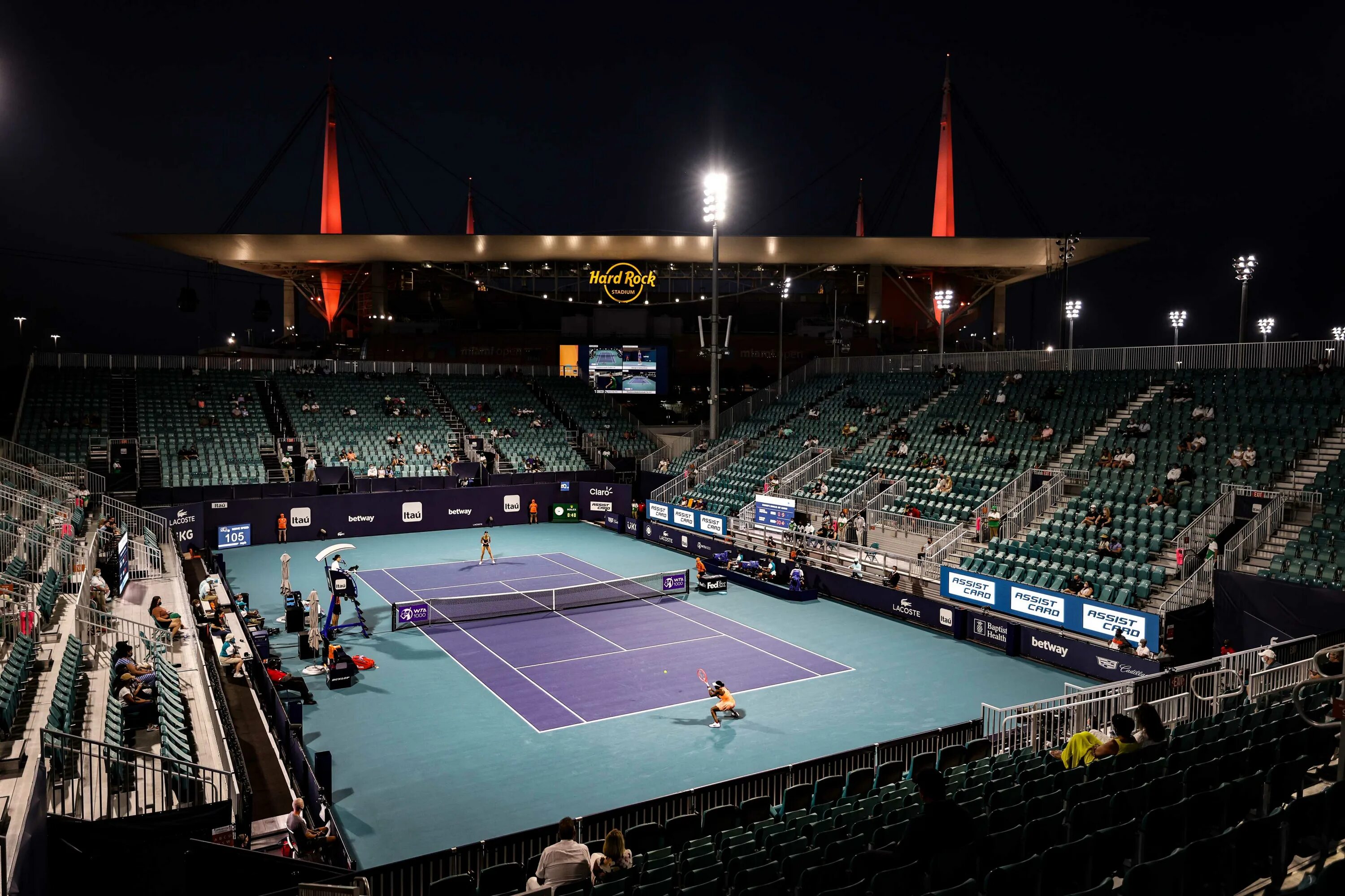 Турнир вта в дубае 2024. Теннисный корт Майами. Hard Rock Stadium Tennis. Корты большой теннис Дубай. Dubai Tennis Stadium внутри.