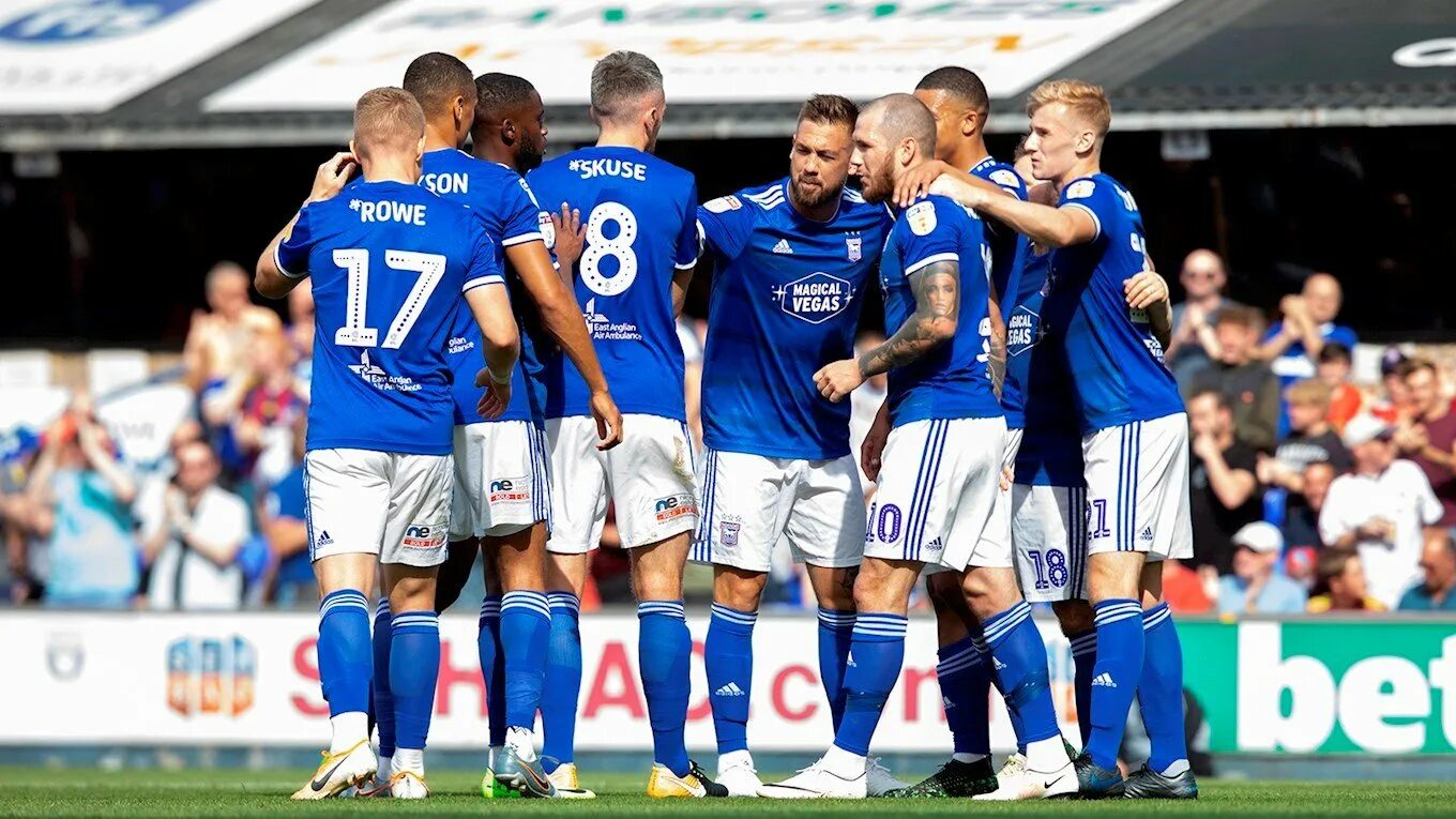 Команды в таун. Ipswich FC. Ипсвич ФК. Ipswich Town футбольный клуб. Бернли Ипсвич Таун.