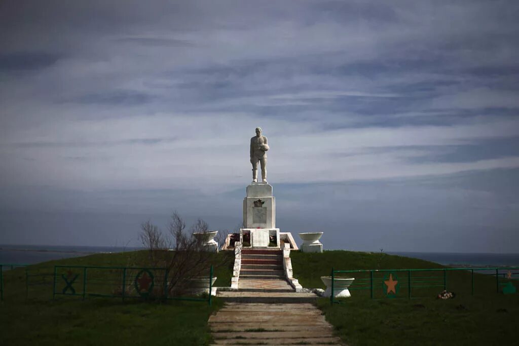 Тамань в марте. Тамань Краснодарский край. Веселовка памятник Алеше. Тамань достопримечательности. Турецкий фонтан в Тамани.