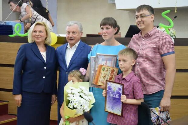 Почетная семья. Конкурс молодых семей. Почетные семьи иркутска. Почётная семья рудногорска 2010. Почетная семья.