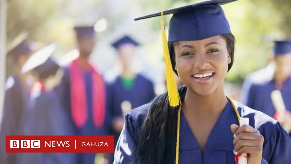 Высшее образование. Scholarship pictures. Девушка бакалавр. Postgraduate research. University graduation.