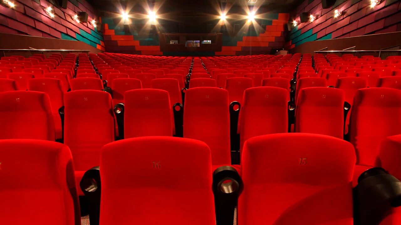Телефон кинотеатра красный. Зал кинотеатра. Кинотеатр внутри. Зрительный зал кинотеатра. Кресла в кинотеатре.