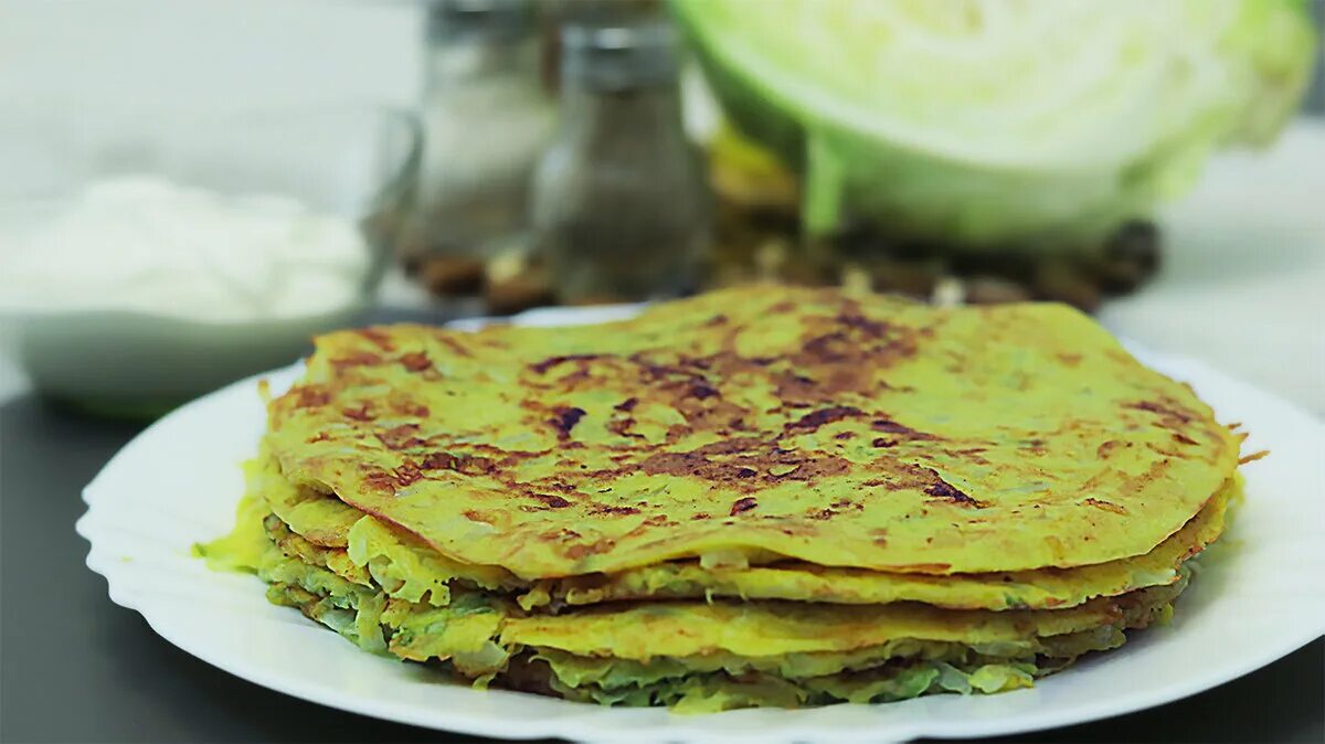 капустные блины. блины из капусты на кефире. блины с капустой. блины из капусты на сковороде. капустный блин на сковороде калорийность.