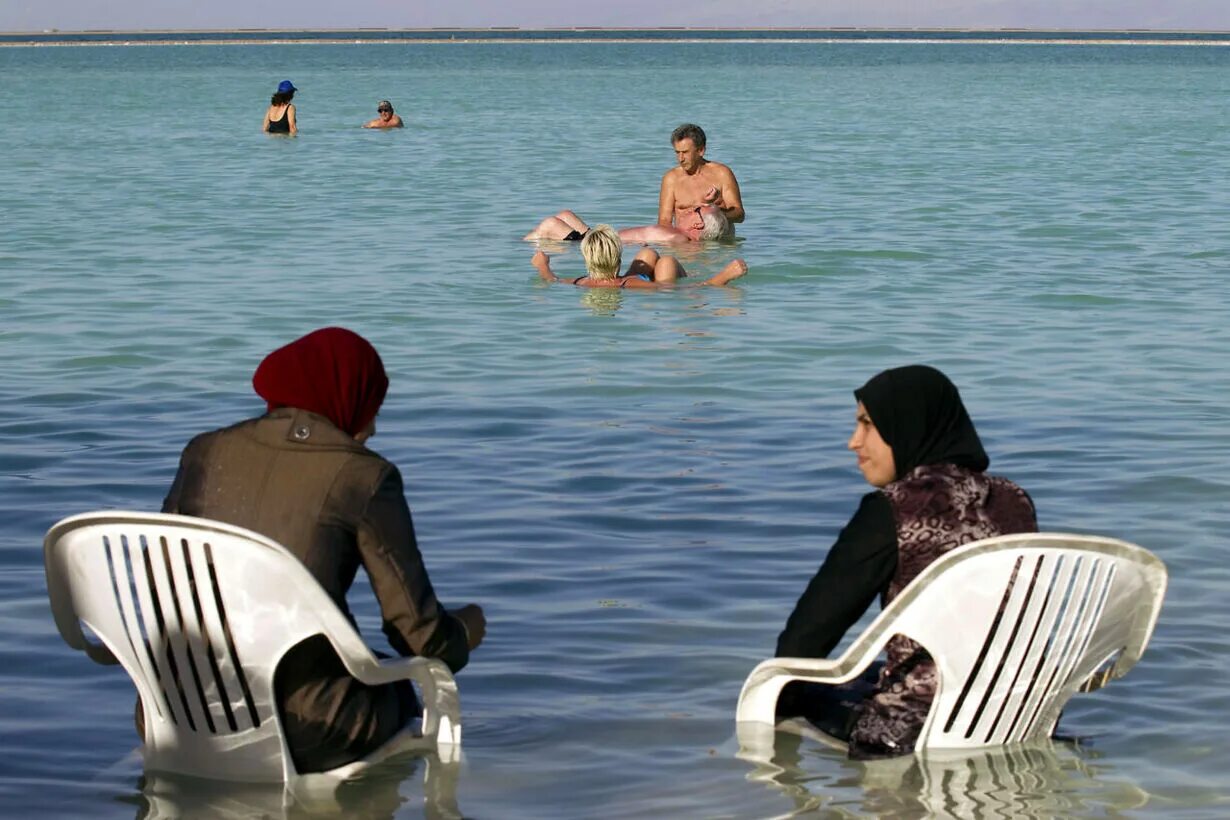 Грозненское море. Мусульманка на море. Мусульманки на пляже. Арабские женщины купаются в море. Купания страна