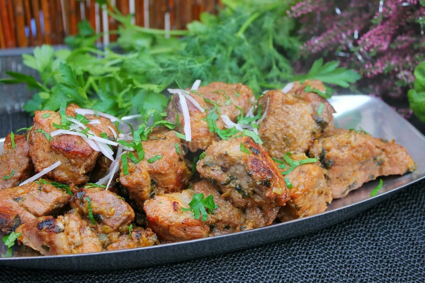 Мясо в казане и шашлык. Шашлык на лаваше с луком. Казан кебаб из свинины. Рецепт шашлыка из свинины в казане. Шашлык в казане на костре.