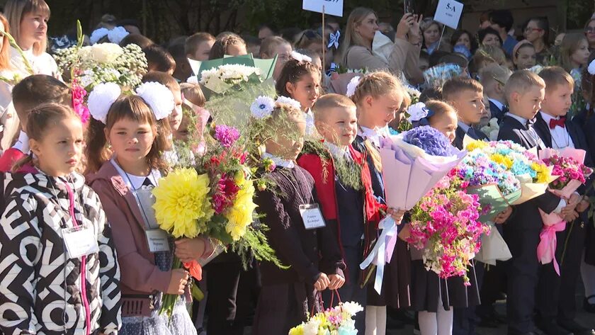 Школа 1 амурской области. Школа 16 Благовещенск Амурская область. Торжественная линейка 4 класс. Первоклашка первоклассник. Школа 1 сентября.