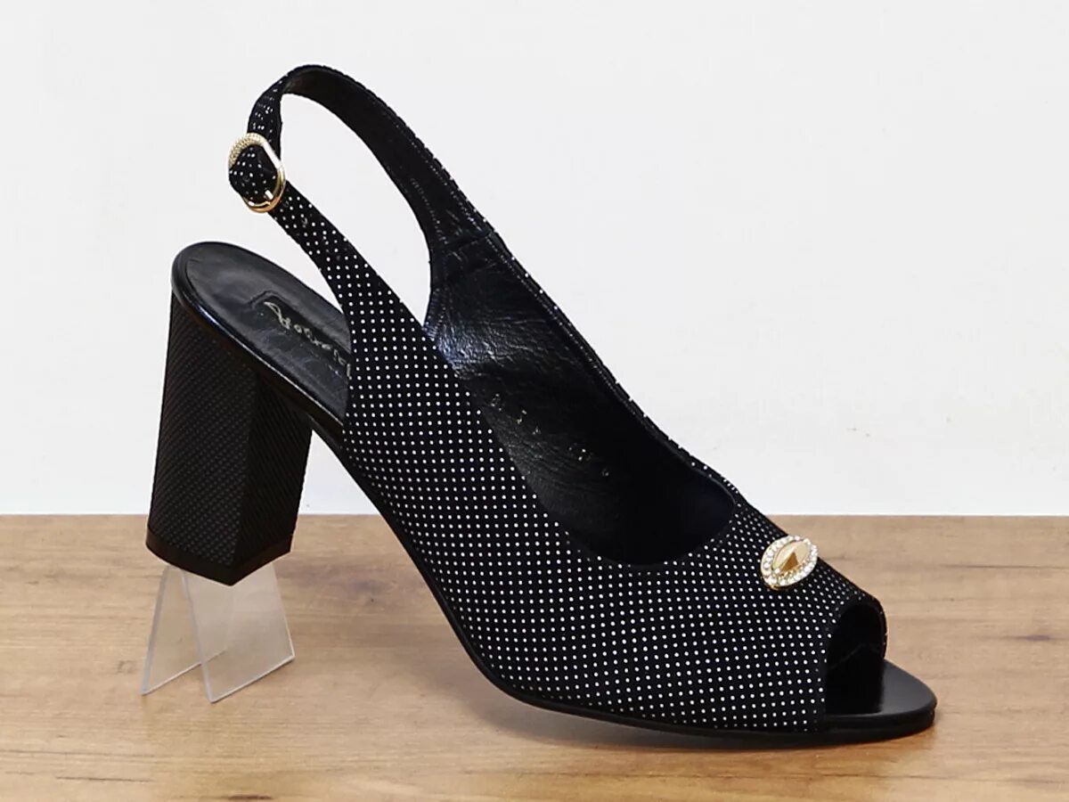 Обувь больших размеров женская интернет магазин. Обувь больших размеров женская интернет магазин. Женская обувь. Женская обувь больших размеров. Босоножки красного цвета.