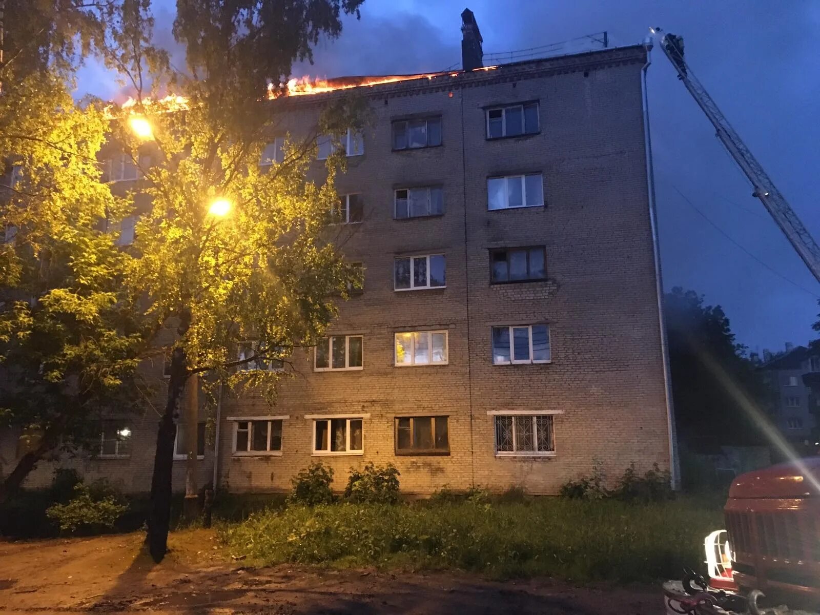 Горит общежитие. Горящий многоэтажный дом. Пожар в общежитии в Александрове Владимирской области. Александрово пожар.