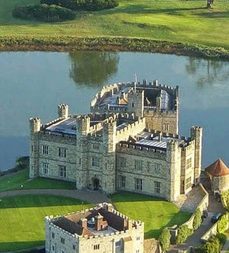 Бывший английский замок. Замок Лидс на английском. Лидс Касл. Замок Лидс Англия. Замок Бодиам Англия романский стиль.