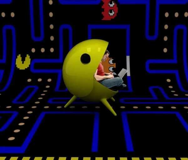 Миссис пакман видео. Девушка пакмен. Настоящий пакман. Пакман косплей. Pacman in real life.
