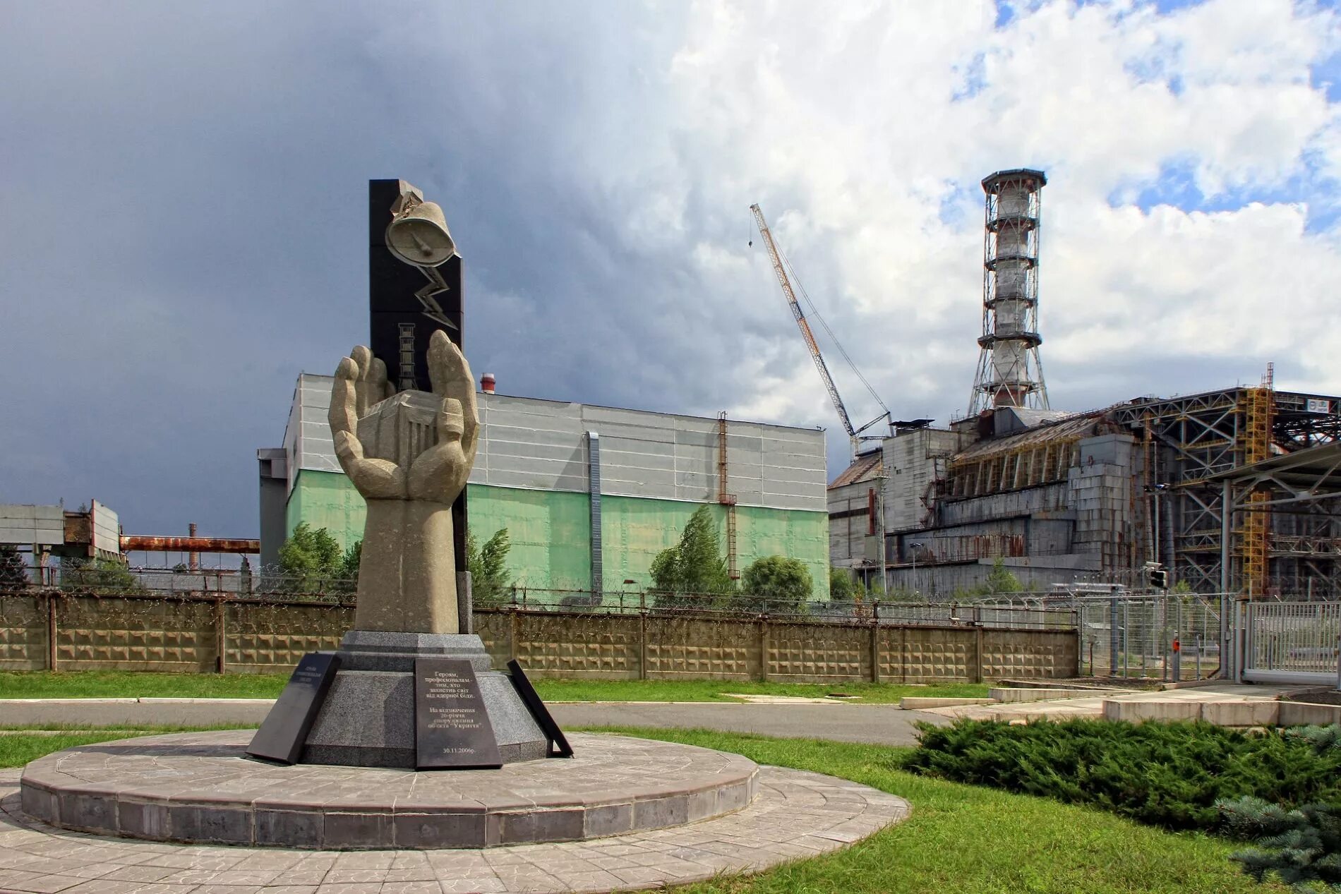 Что такое чаэс. Чернобыль аэс. припять чернобыль атомная станция. памятник аэс чернобыль. 26 апреля чаэс.