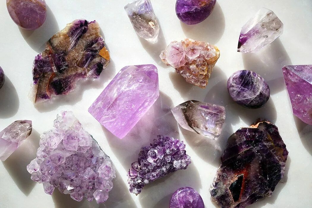 Минералы камни. Натуральные камни и Кристаллы Эстетика. Кристаллы с фиолетовым металлическим блеском. Камни для здоровья и благополучия.