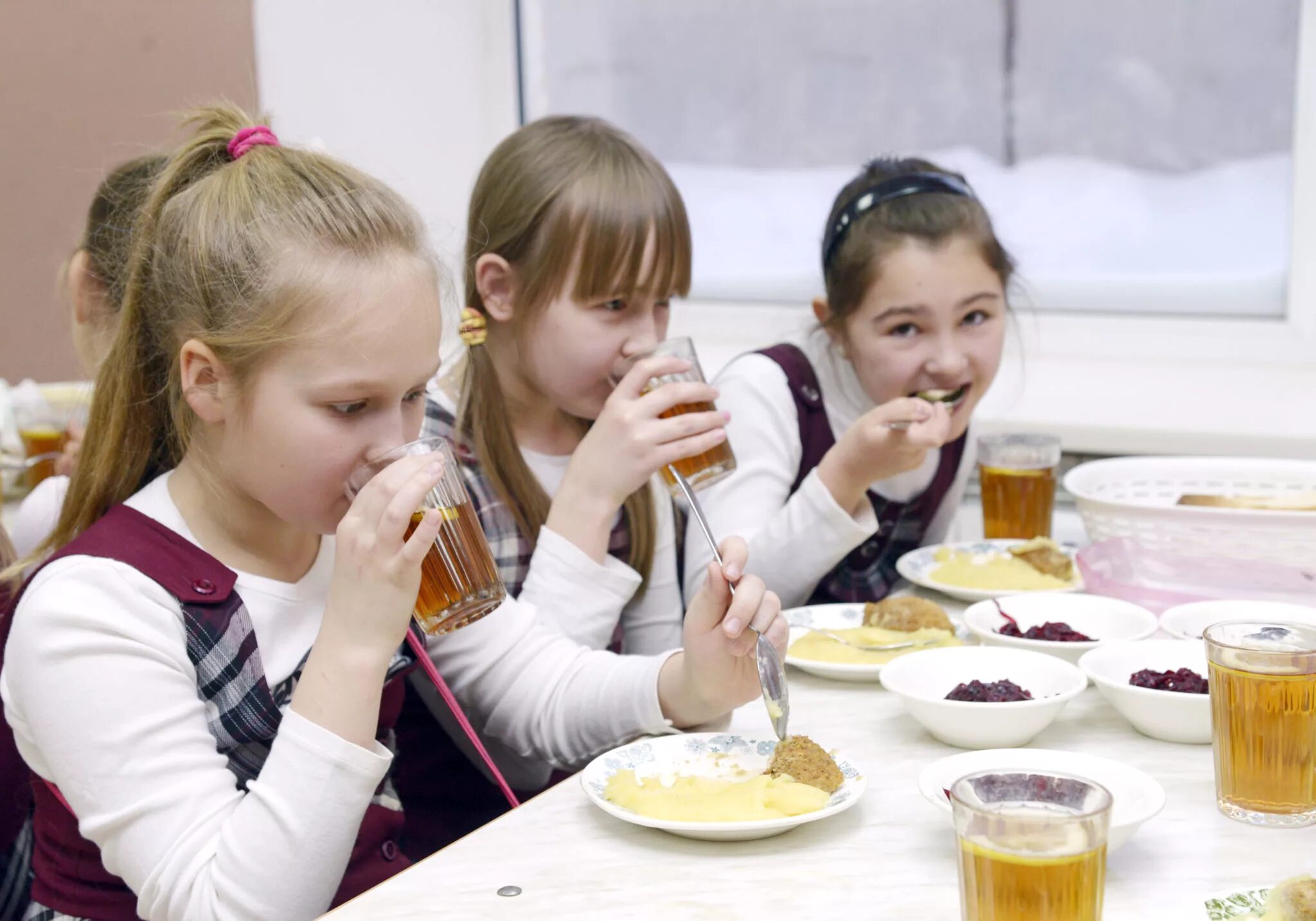 Время обеда в школах. Школьная еда. Обед в школе. Горячее питание для младших школьников. Питание школьника.