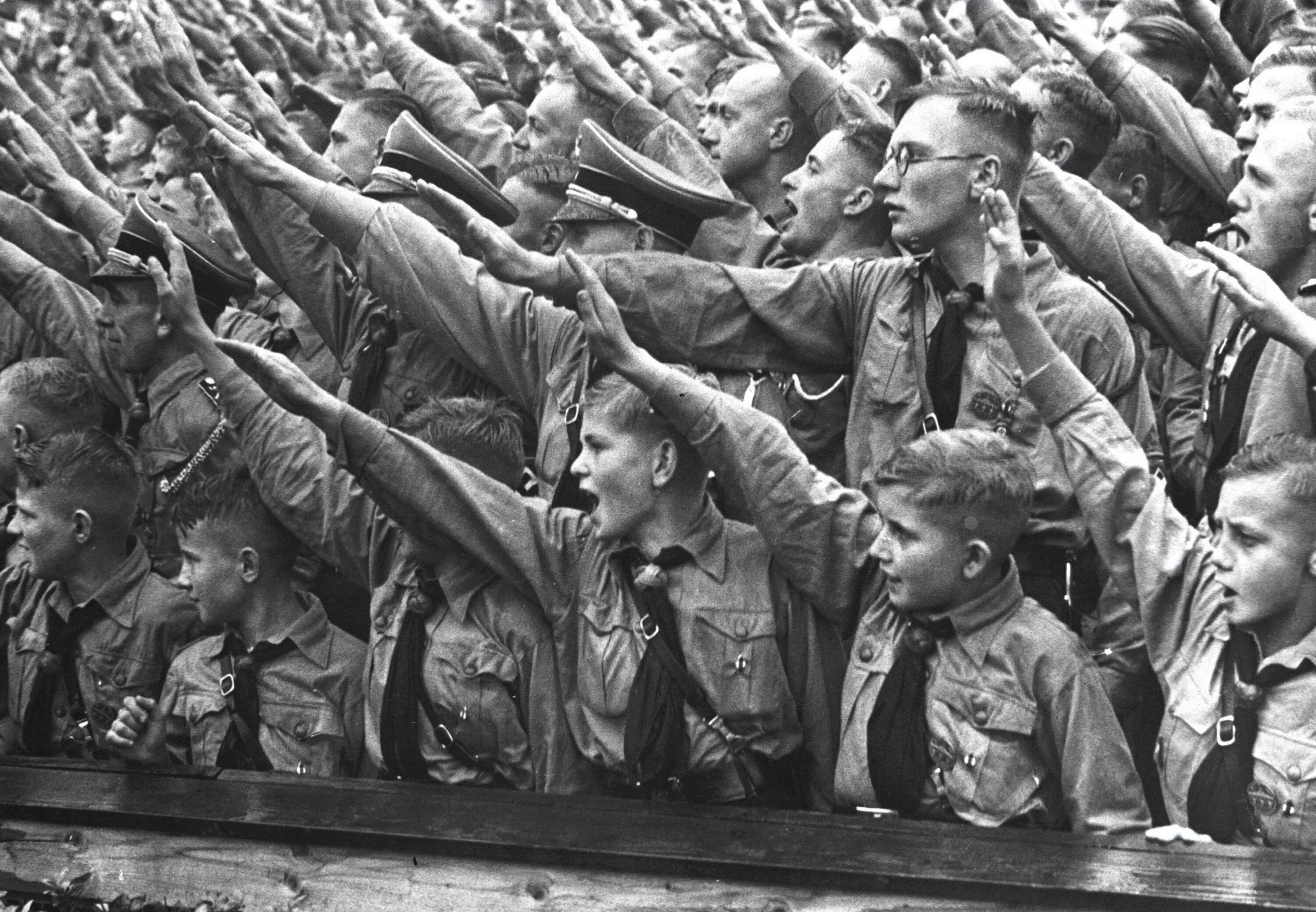 Ганс шолль гитлерюгенд. Спортивные лагеря гитлерюгенд. Potpourri der hitlerjugend. Немецкий знаменосец. Potpourri der hitlerjugend.