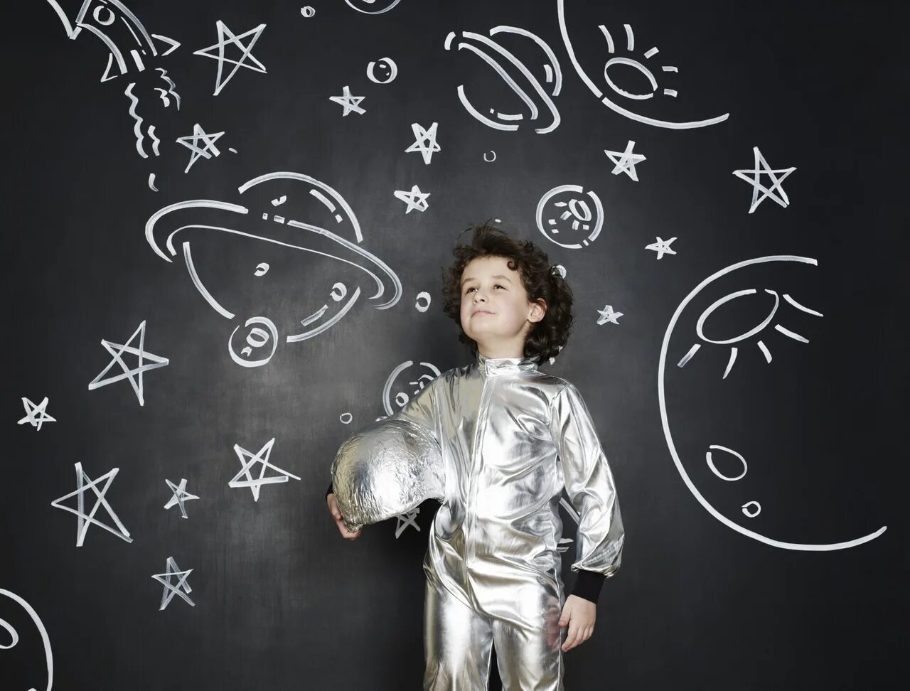 Ребенок стал человеком. Дети мечтают о космосе. Мальчик мечтает. Ребенок мечтает. Мальчик в космосе.