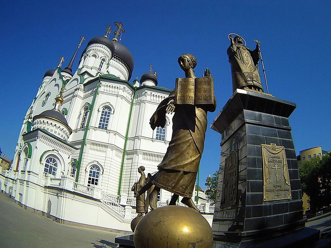 Памятники культуры россии фото. Памятник Митрофану Воронежскому в Воронеже. Памятник святителю Митрофану Воронежскому.