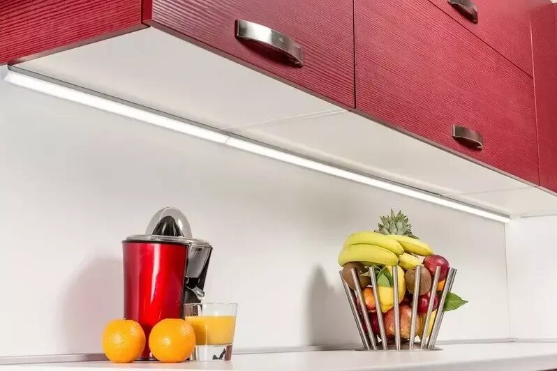 Подсветка кухни светодиодами. Evoline светодиодный светильник 560 мм. Мебельный светильник Elettroimpianti светодиодный. Светильник для подсветки кухни под шкафом поворотный Luka 79154/08/36.