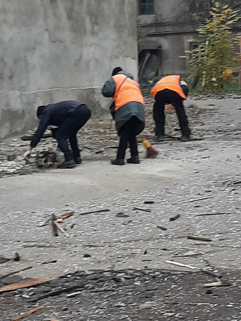 В горловке продолжается ремонт дороги по проспекту ленина. Аллея в городе. Горловка служба. Горловка служба. Сквер героев горловка.