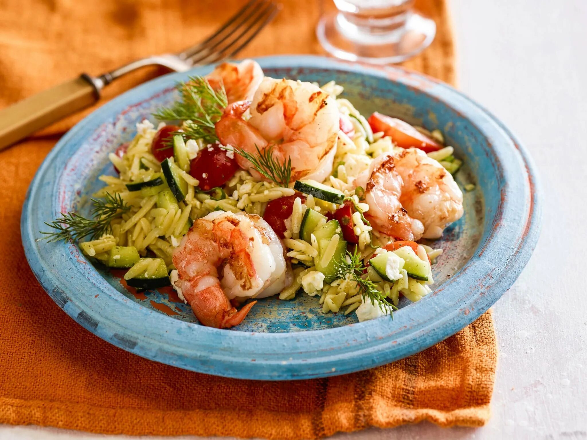 Орзо с креветками. Греческий салат с креветками. Греческие морепродукты. Салат с креветками на тарелке.