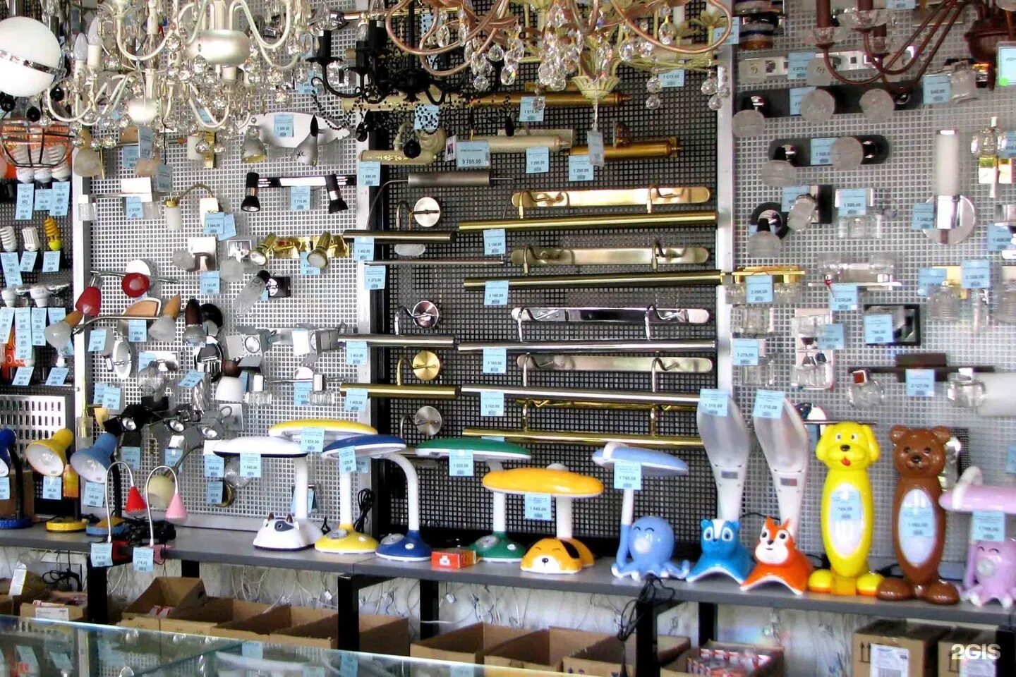 дизайнерские люстры магазин. витрина для люстр и светильников. магазин электрики и люстр. магазины по продаже ламп. магазин светильников и люстр.