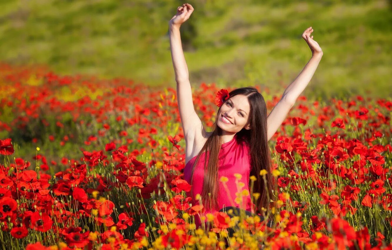 Радостная весна. Прелести радости. Счастливая женщина лето. Позитивная девушка. Солнечный день девушки.