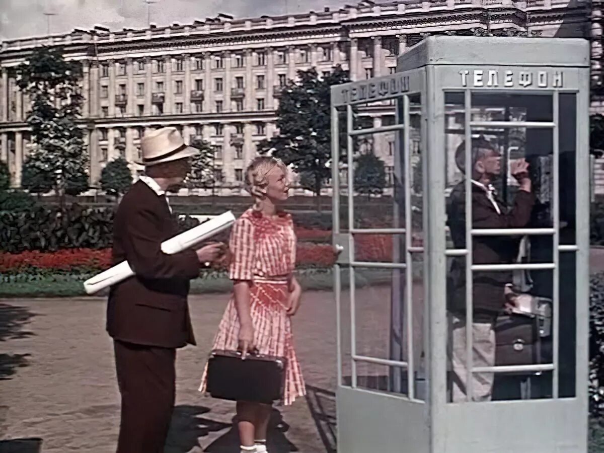 Москва телефон кадры. Телефонная будка СССР. Телефонные будки 70х годов. Телефонная будка Москва СССР. Очередь в телефонную будку.