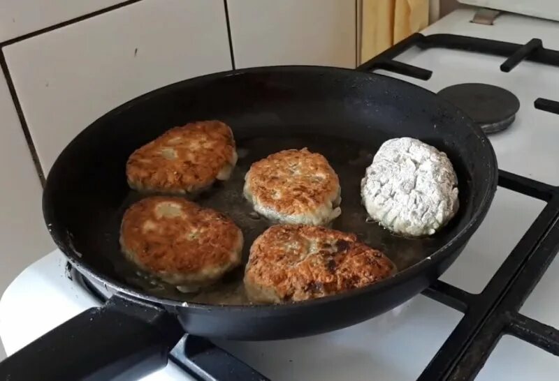 Котлеты с черным хлебом. Котлеты с закрытой крышкой. Котлеты мамины рецепты. Жареная плита. Котлеты в крышке от банки.