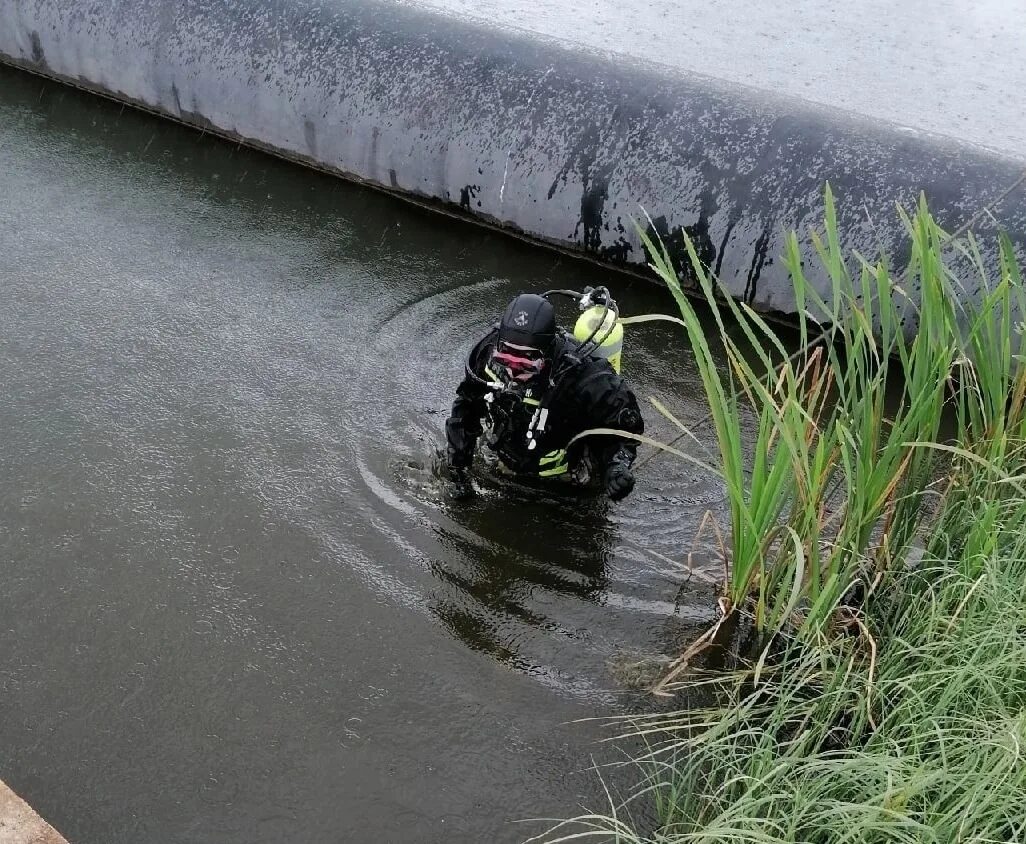 Водолаз под водой. Водолаз спасатель. Пермский водоем. Дно водоема фото. Пропал пруд