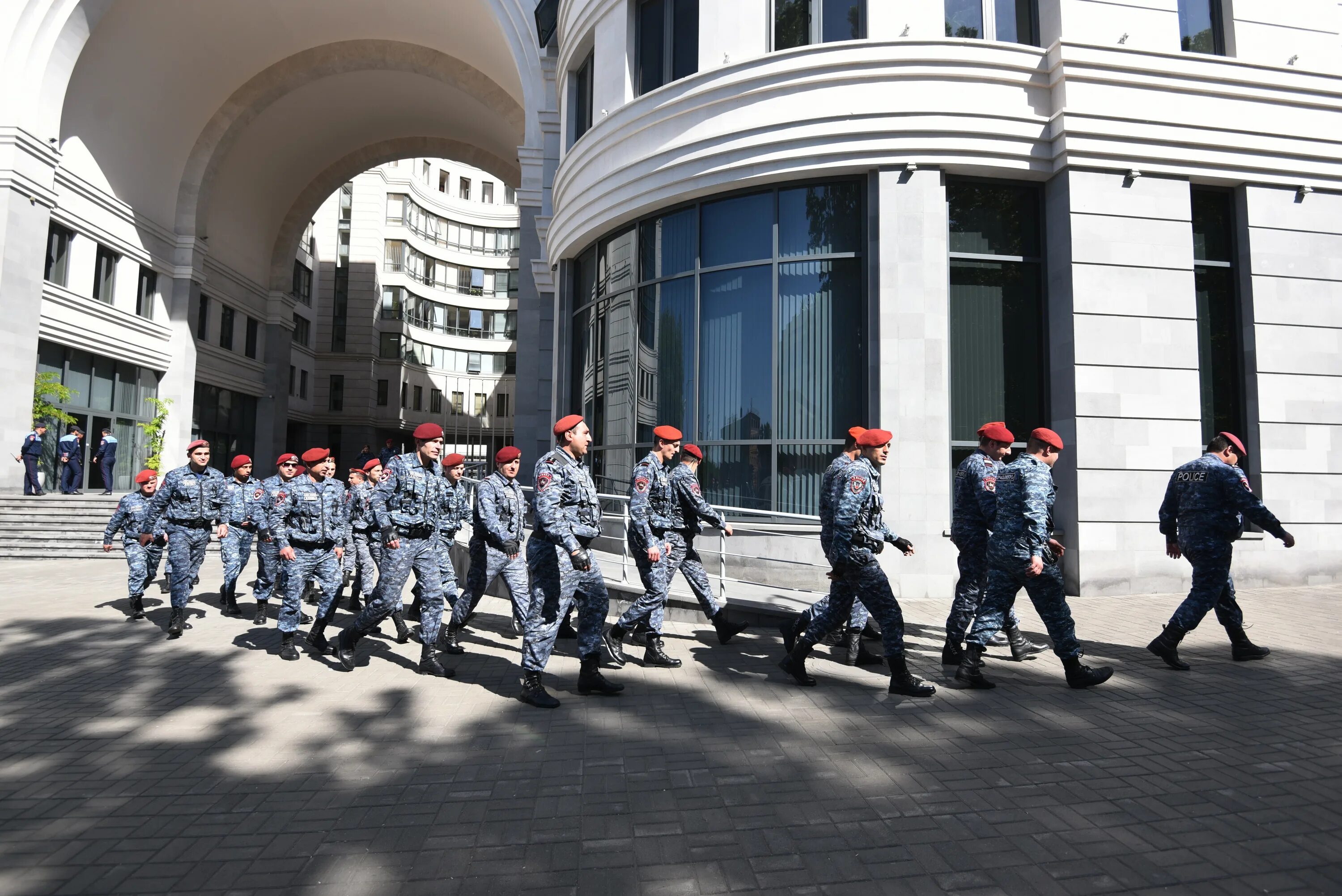 Адвокат ара зограбян. Ара зограбян. Новости аре. Пашинян на протестах в армении. Протесты в армении 2020.