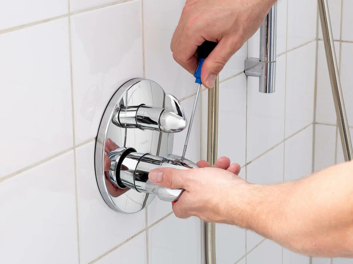 Крепление смесителя для душа. Смесители Грое, Хансгрое. Grohe 32867000. Монтаж встроенного смесителя. Демонтаж смесителя.