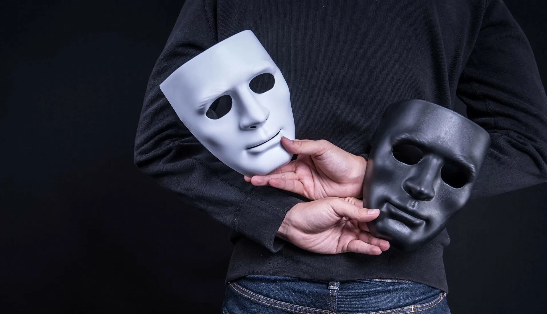 Салют люди. Кто был под маской фейерверка. Запуск фейерверков. Запуск фейерверков. Ночь гая фокса фейерверки.