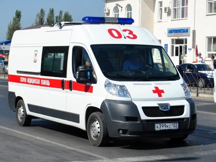 Скорую помощь 3 1 серию. Автомобиль скорой медицинской помощи. скорая медицинская помощь 03. машина 03 скорая. 03 на машине скорой.
