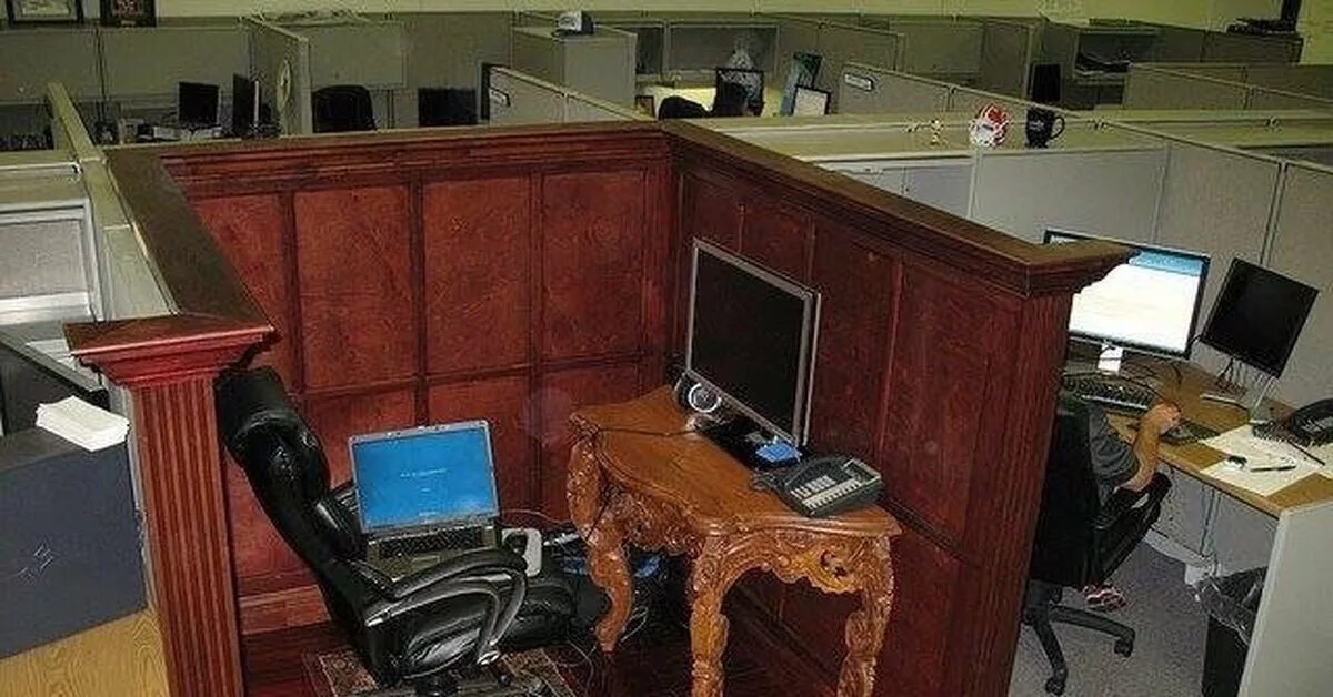 Работник офиса. Рабочее место в офисе. Офисный сотрудник. Прибыл на рабочее место. Прибыл на рабочее место.