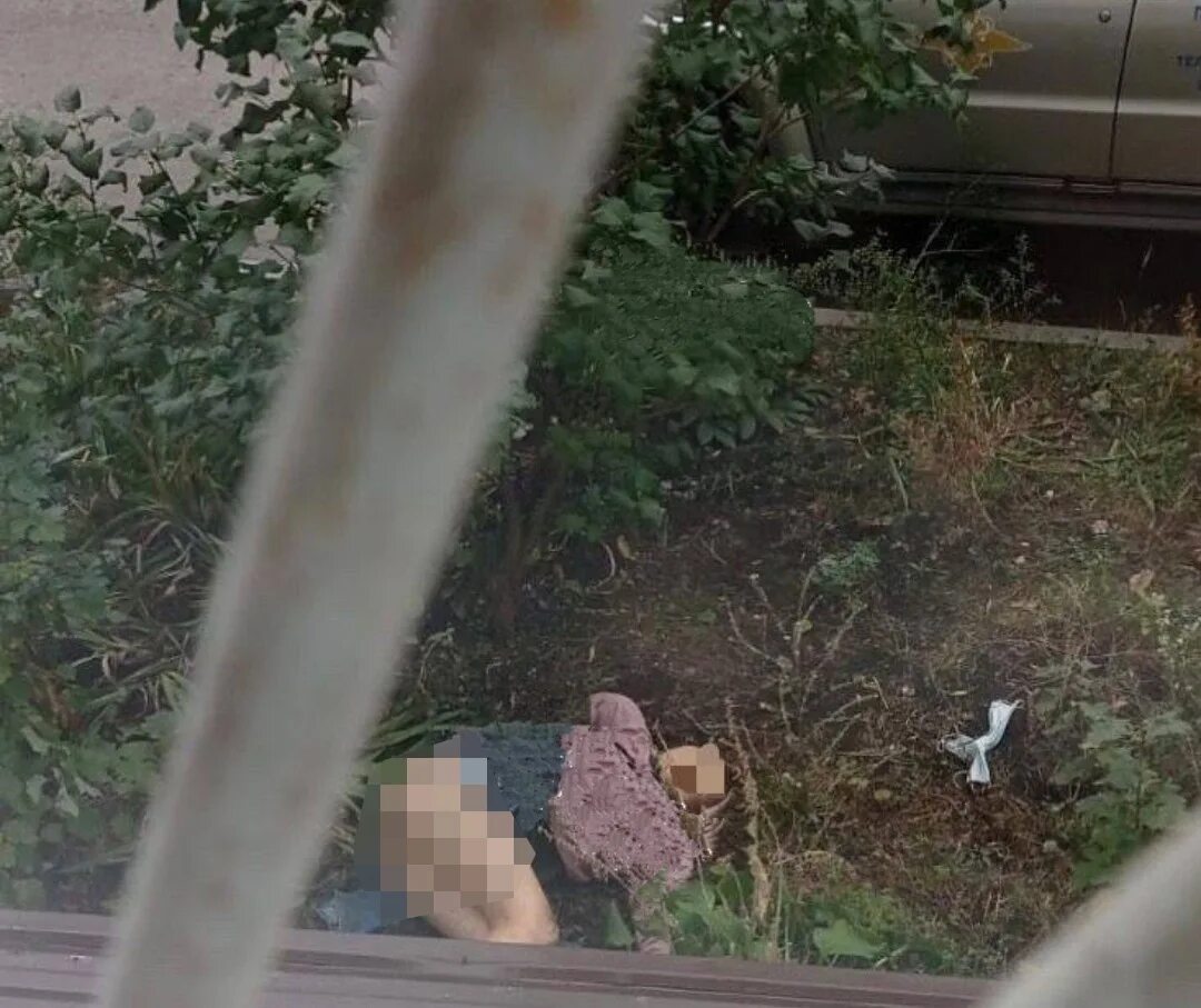 В уфе нашли двух. В Башкортостане под окнами нашли тело девушки. Горящее тело девушки нашли под окнами. В Уфе возле дома нашли тело молодой девушки.