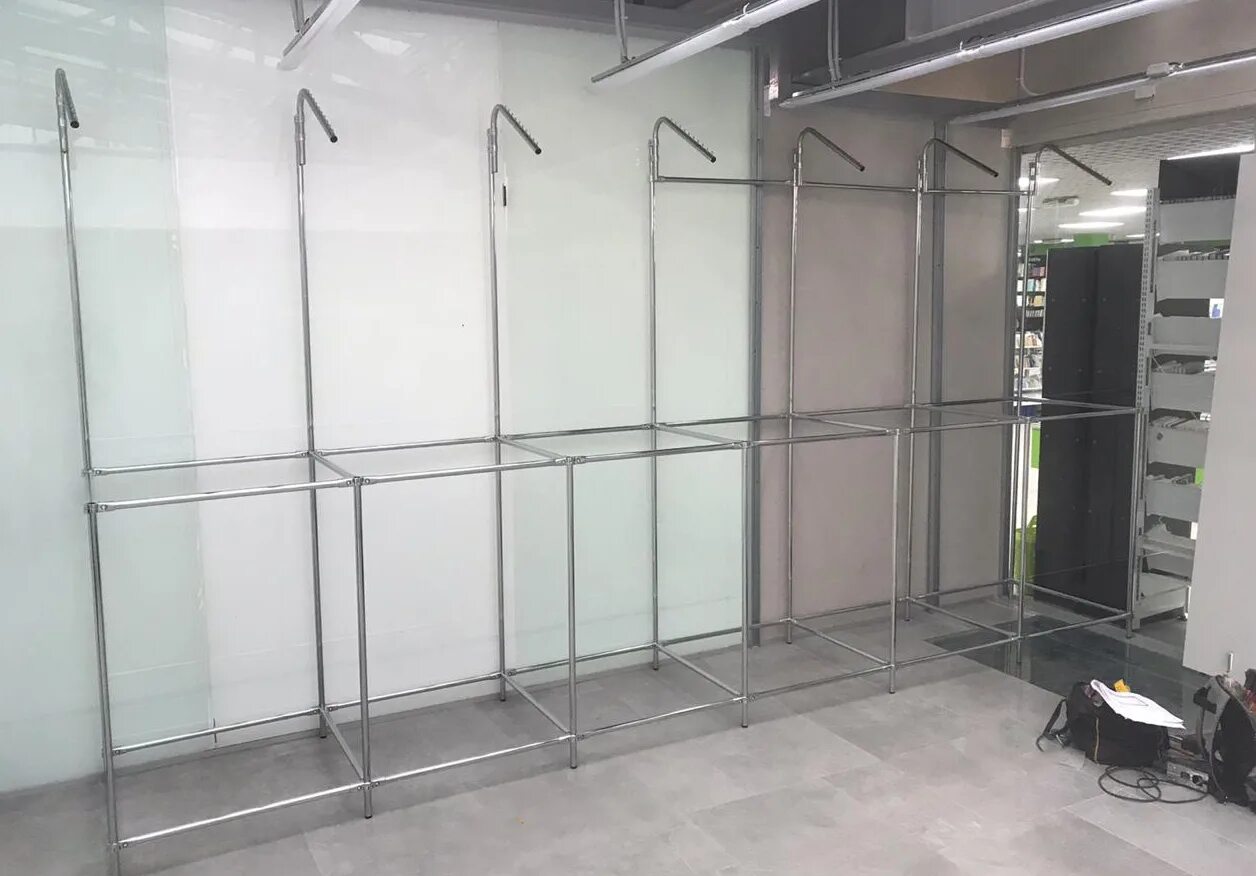 Авито оборудования для одежды. Торговое оборудование для верхней одежды черным цветом. Оборудование для магазина одежды. Торговые системы для одежды. Торговое оборудование для магазина одежды.