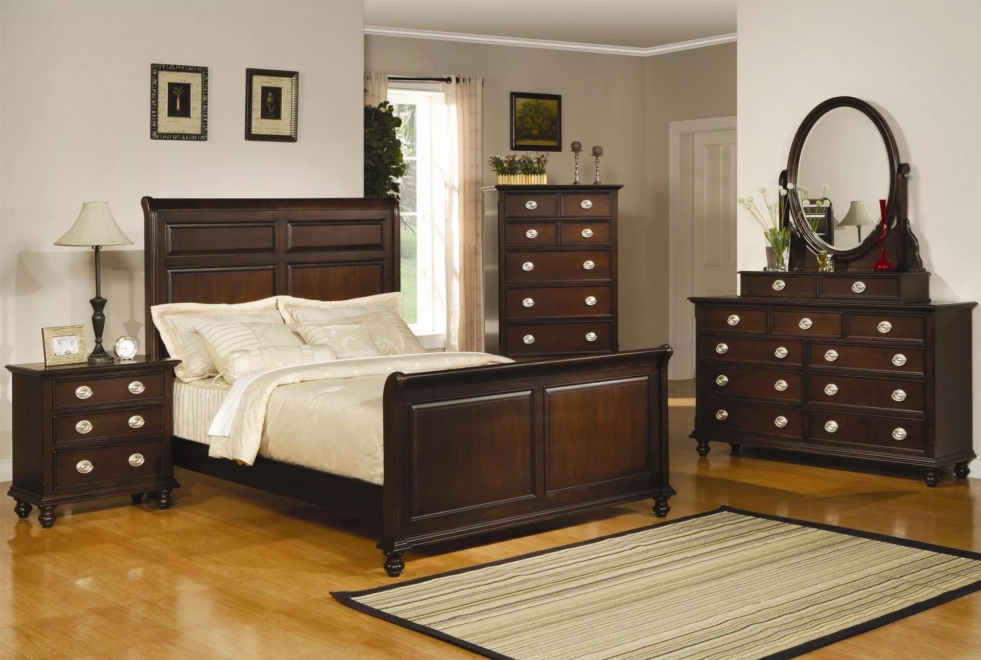 Комната коричневая мебель. Спальня с темной мебелью. Комната с коричневой мебелью. Спальня с коричневой мебелью. Темная мебель.