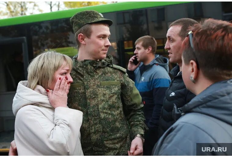 Новости мобилизованных когда домой насовсем вернут свежие. Проводы военнослужащих. Прощание с мобилизованными. Мобилизованные прощание с детьми. Мобилизация фото.