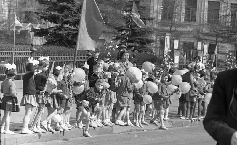 1 мая 80 годы. Первомай 1963 Москва. Первомай в Москве 1955г. Первомайская демонстрация в СССР 70е. Парад 1 мая СССР.