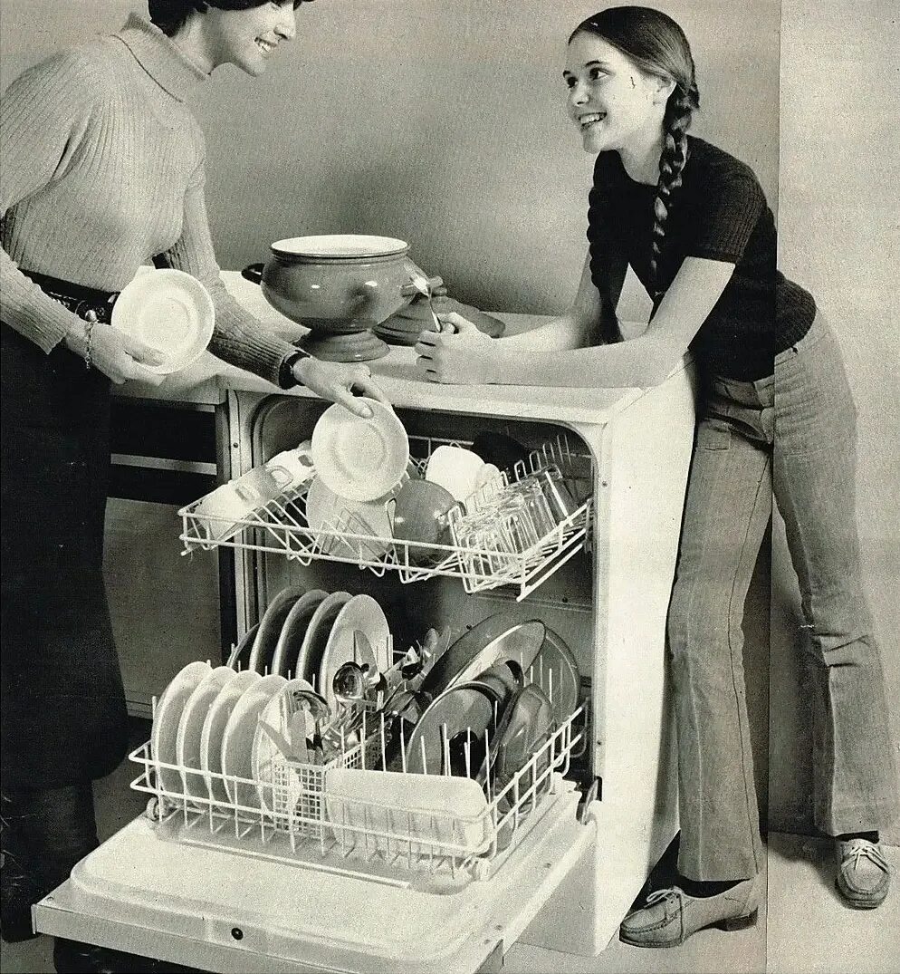Первый домашний 18. Посудомоечная машина Miele 1929. Джозефина Кокрейн посудомоечная машина. 1860г посудомоечная машина (. Первая посудомоечная машина.