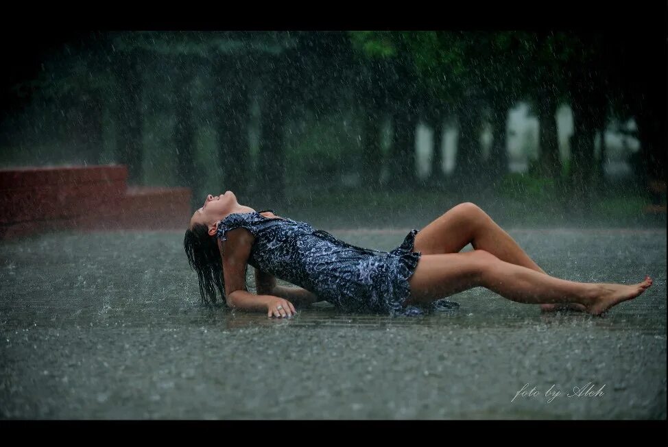Девушка под дождем. Девушка дождь. Красивая девушка под дождем. Девушка лежит под дождем.