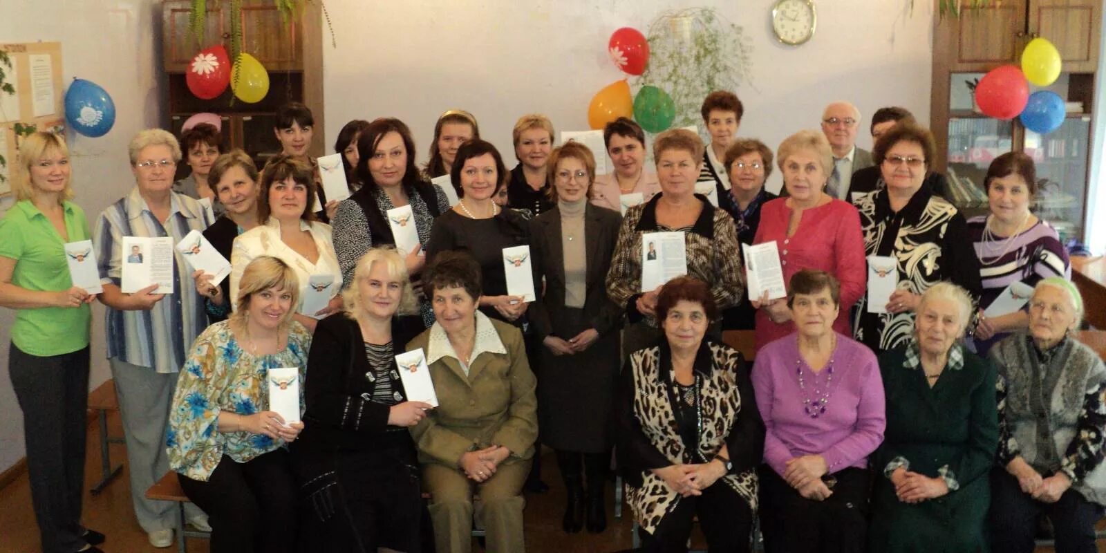 Мбоу сош номер 5 чистополь. 8 школа ессентуки. Учителя 5 школы. Коллектив учителей. Учителя школы 5 коряжма.