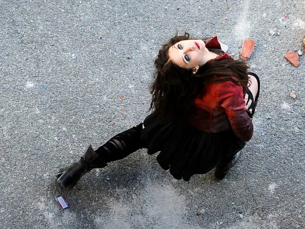 Алая ведьма марвел элизабет олсен. Алая ведьма мстители. Лесли линка глаттер. Элизабет олсен мстители. Элизабет олсен алая ведьма.