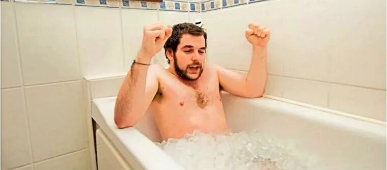 Смешные ванны. Геральт в бадье. Мужик в пене. Дуров ванна мем. Мужик в пене.