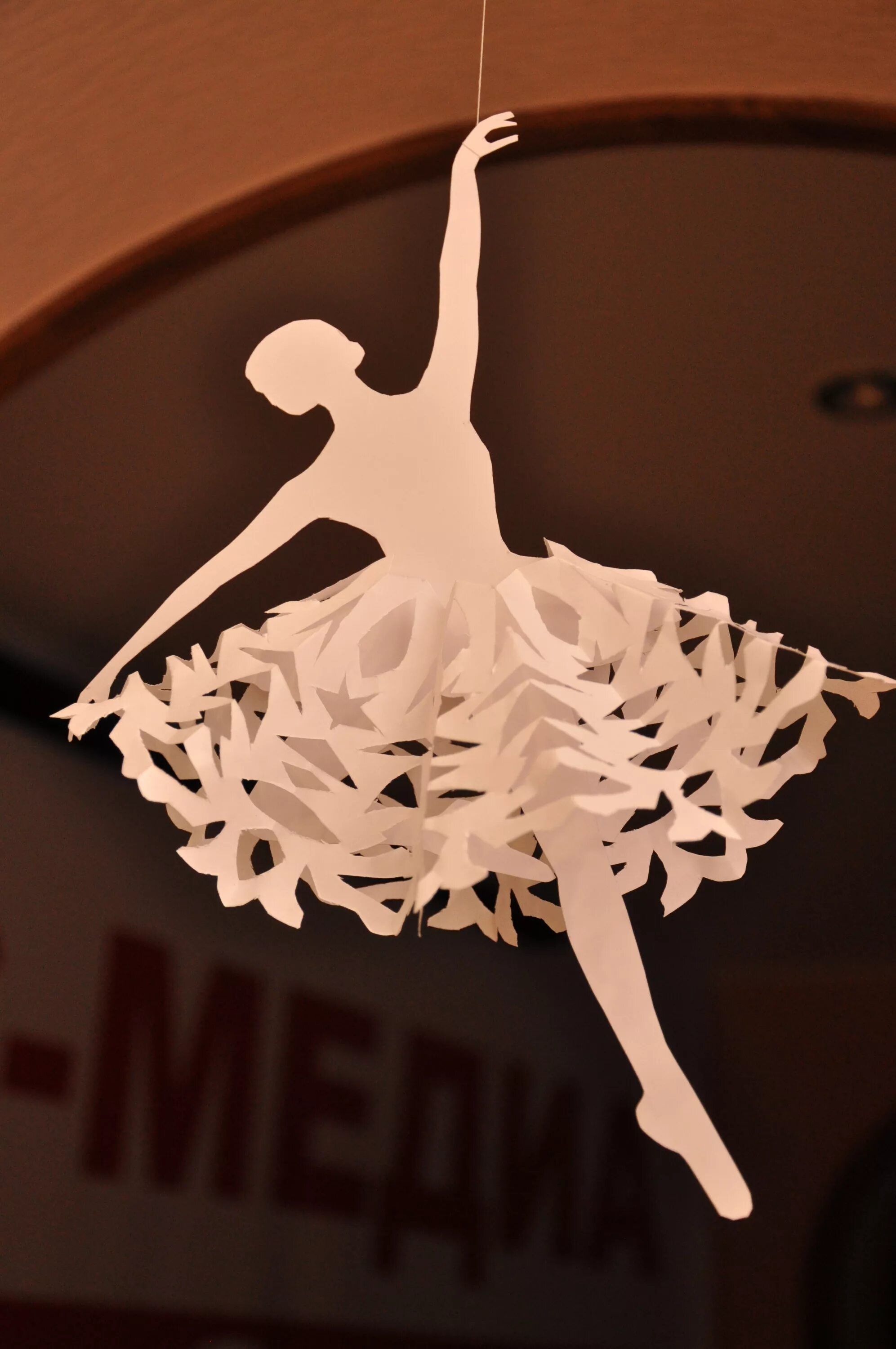 Поделка балерина. Снежинки балеринки. Снежинки балеринки. Объемная балерина из бумаги. Как сделать балерину из бумаги с юбкой.