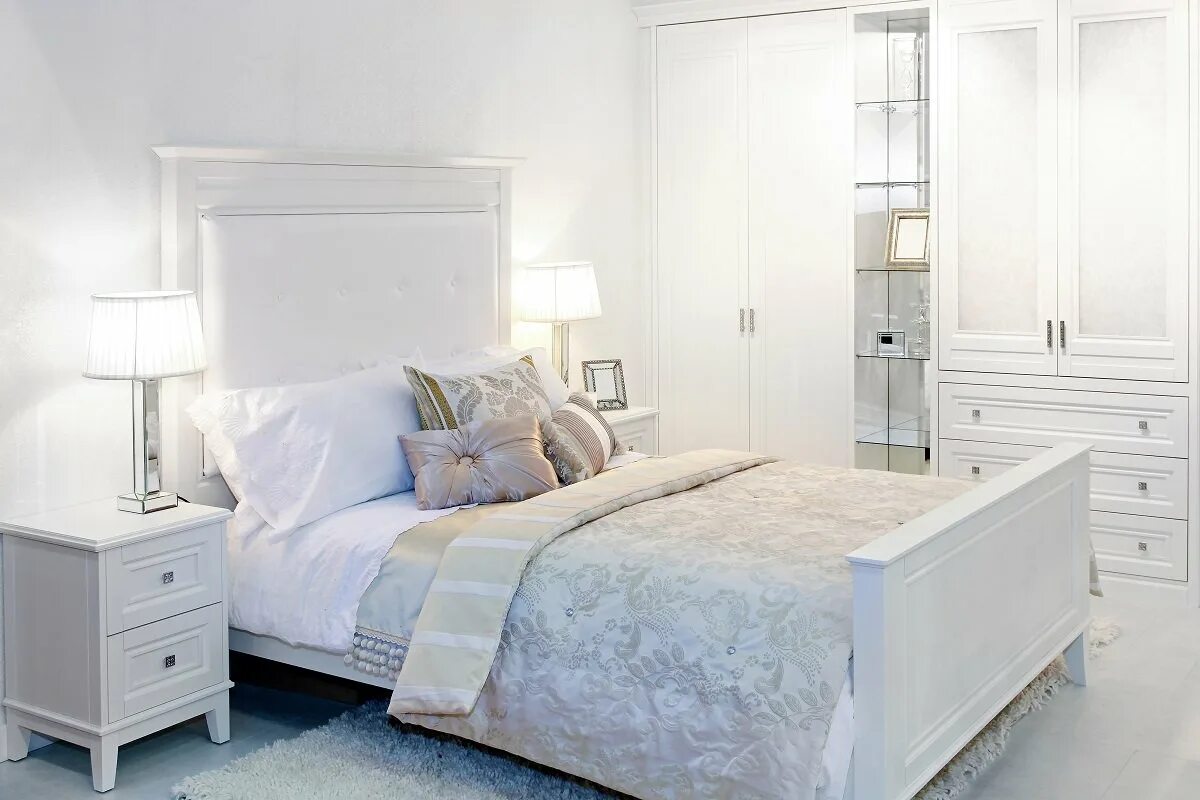 Интерьеры белых спален фото. Белая спальня. Спальня с белой мебелью. Спальня в белом стиле. Спальня с белой кроватью.