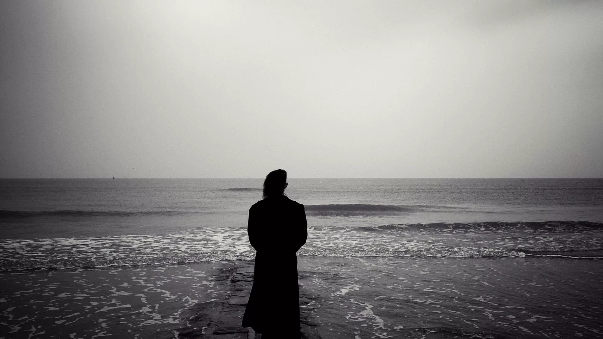 Черное белое фото грустное. Одинокий человек на берегу моря. Море одиночество. Одиночество на берегу моря. Одинокий человек.