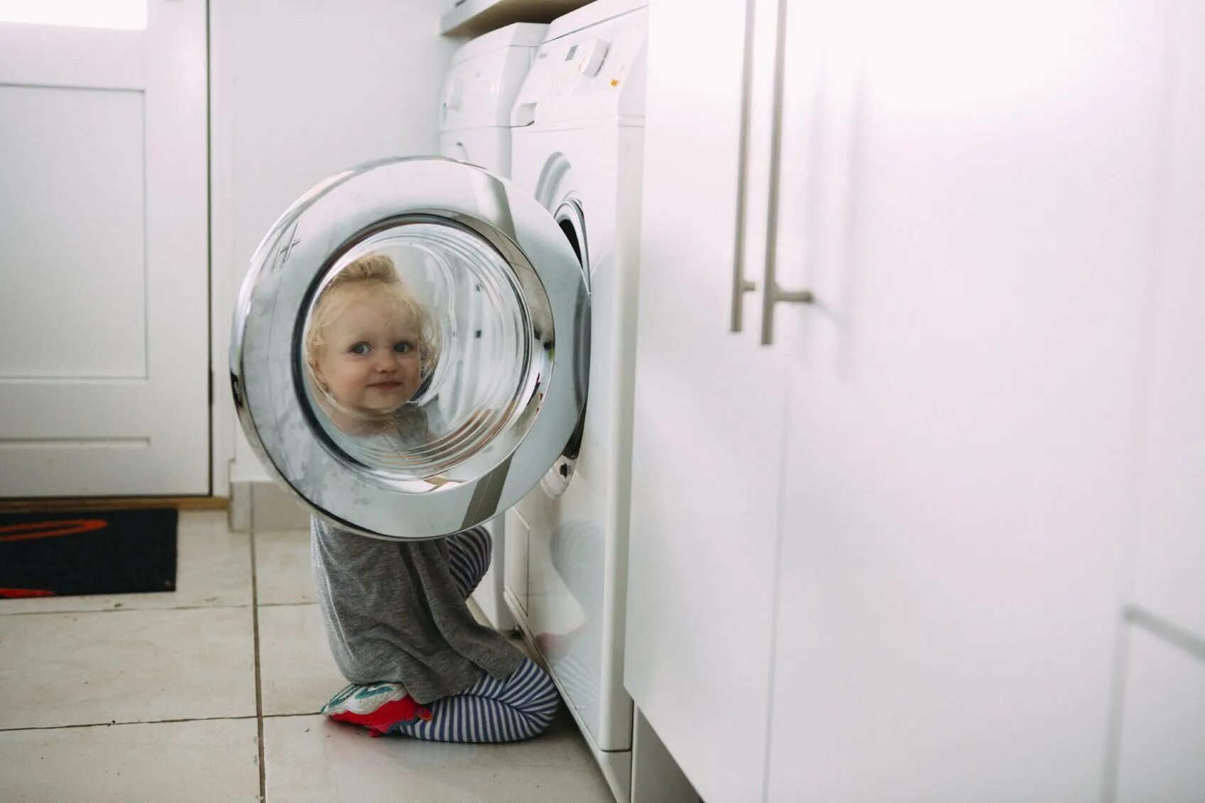 Мама стиральная машина. Стиральная машина малыш. Стиральная машинка для детей. Стирка с детьми. Малыш он стиральной машине.