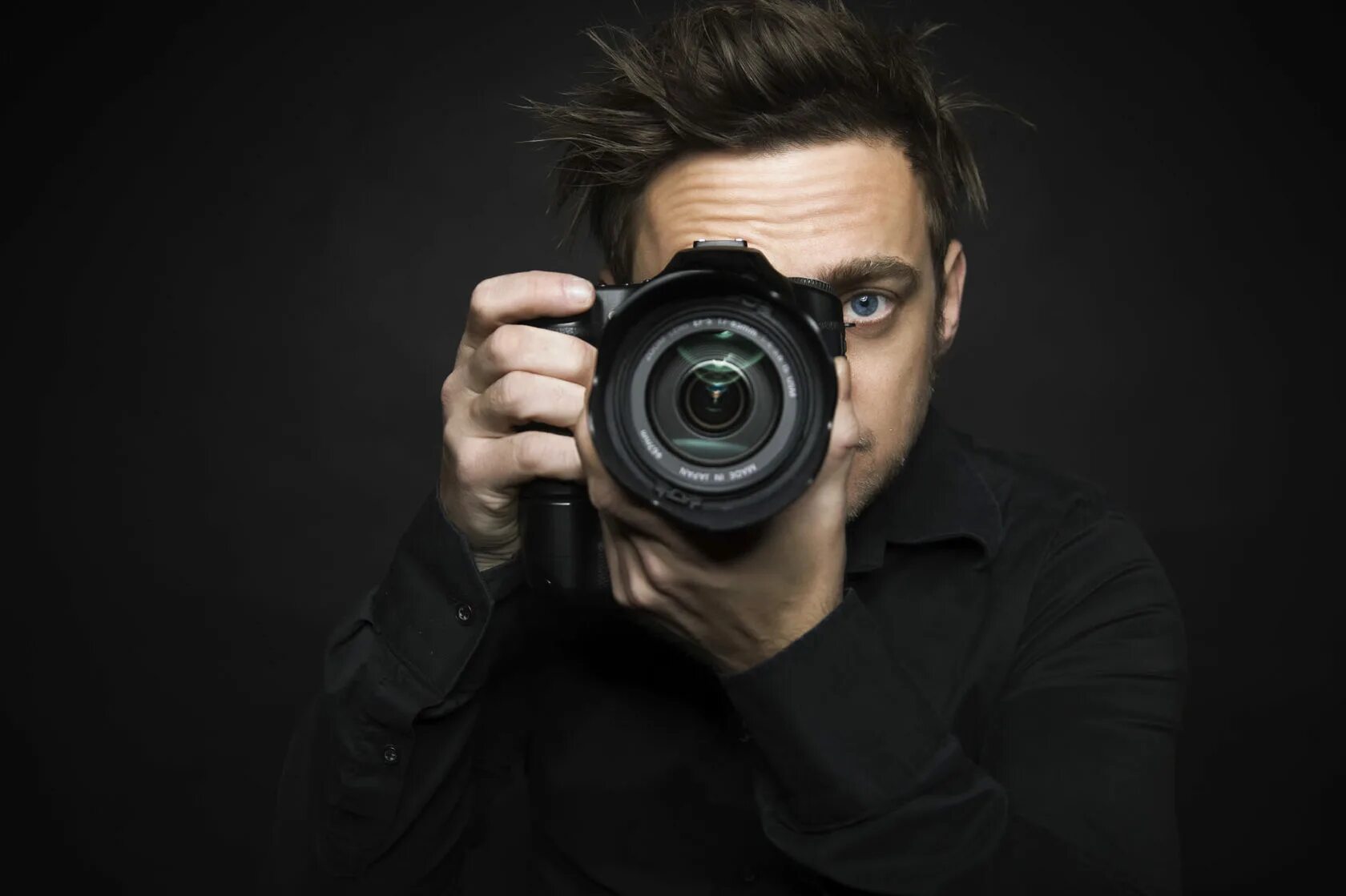 Фотограф. Человек с фотоаппаратом. Мужчина с фотоаппаратом. Фотограф с фотоаппаратом. Портрет фотографа.