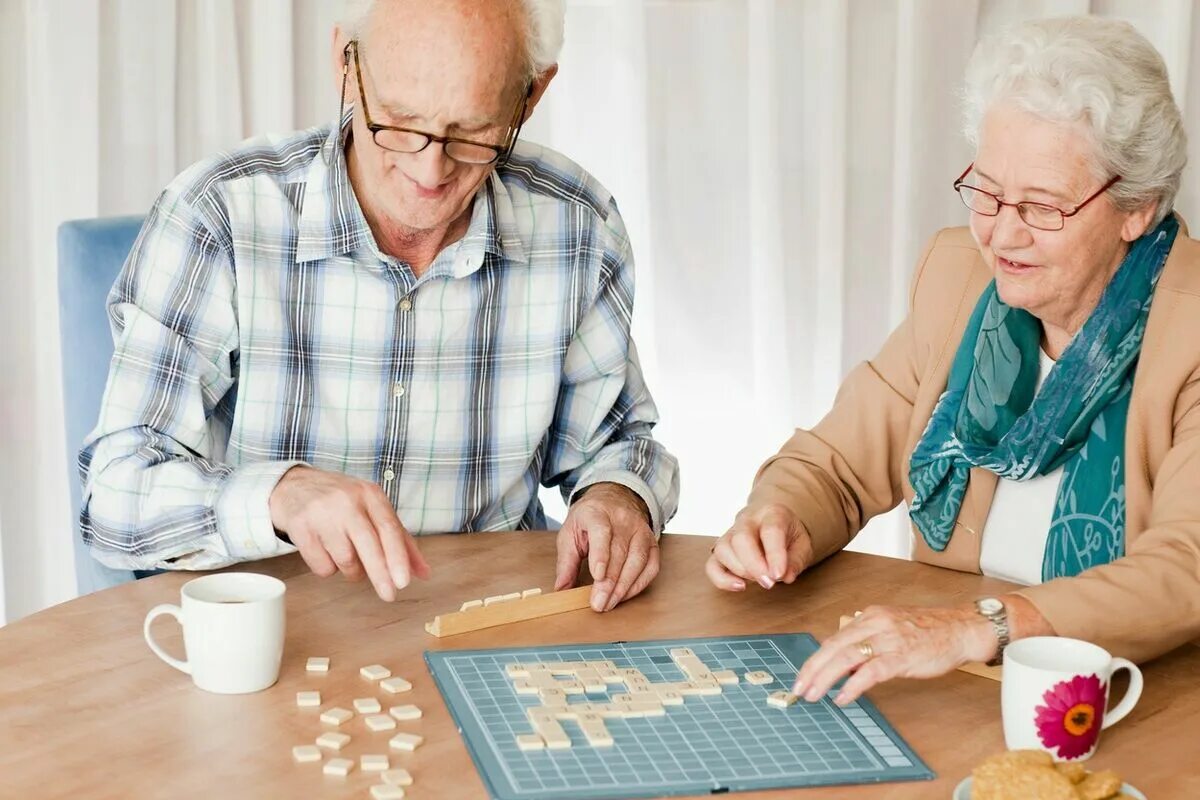 Пожилые люди. Занятия для пожилых. Занятие с настольными играми с пожилыми людьми. Хобби для пожилых людей.