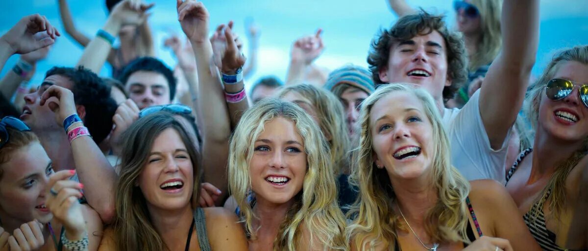 Фанаты девушки. Толпа заставить девушка. Толпа разъяренных людей. Толпа радуется. Много девушек.